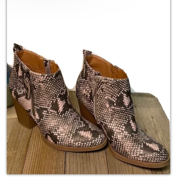 Universal Thread Snakeskin Booties - Picture 1 of 9